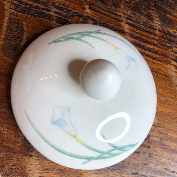 English Calla Lilly Porcelain Sugar Bowl - Picture 4 of 8